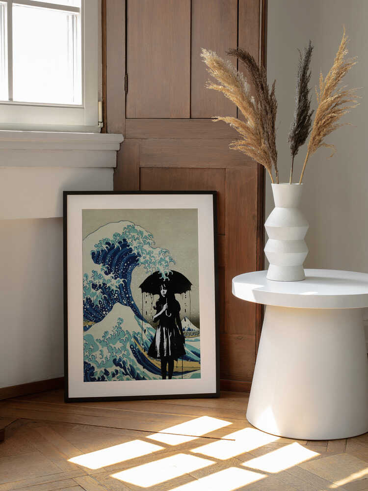 Under the Wave, arte de Dikhotomy enmarcado en una pared