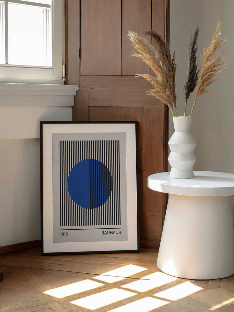 Geometric Blue Circle, arte de Vitor Costa enmarcado en una pared