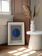 Geometric Blue Circle, arte de Vitor Costa enmarcado en una pared