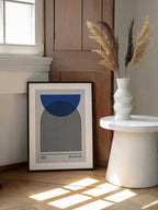 Abstract Blue Arches, arte de Vitor Costa enmarcado en una pared