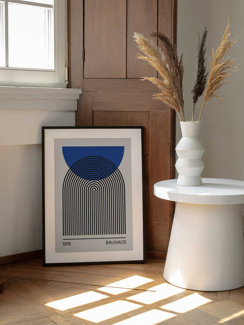 Abstract Blue Arches, arte de Vitor Costa enmarcado en una pared
