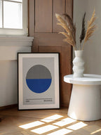 Geometric Blue Circle, arte de Vitor Costa enmarcado en una pared