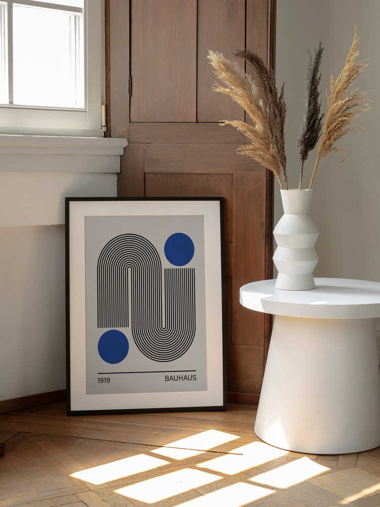 Modern Curves Blue Circles, arte de Vitor Costa enmarcado en una pared