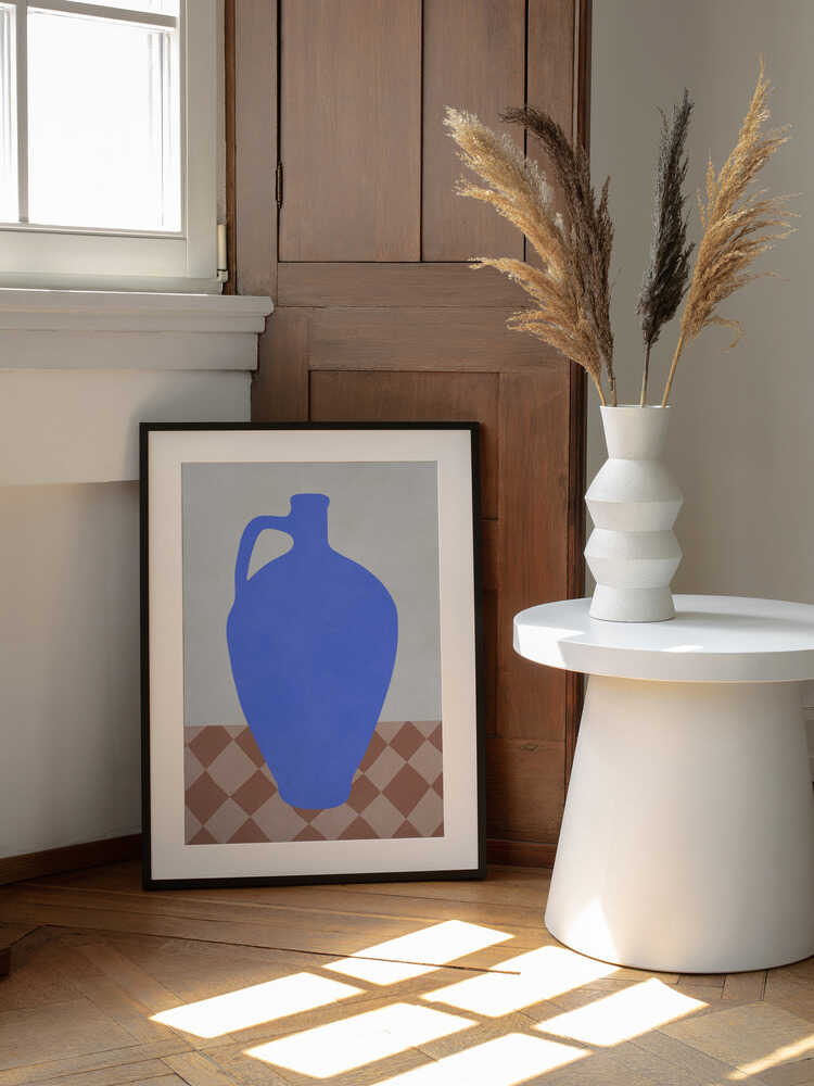 Minimal Blue Jug, arte de Vitor Costa enmarcado en una pared