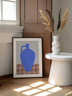 Minimal Blue Jug, arte de Vitor Costa enmarcado en una pared