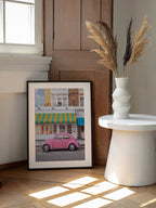 Vintage Pink Car Street, arte de Gabor Estefan enmarcado en una pared