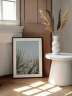 Skyward Palm Leaves, arte de Olivia Joy StClaire enmarcado en una pared