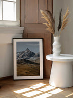 Golden Mountain Landscape, arte de Javier Pardina enmarcado en una pared