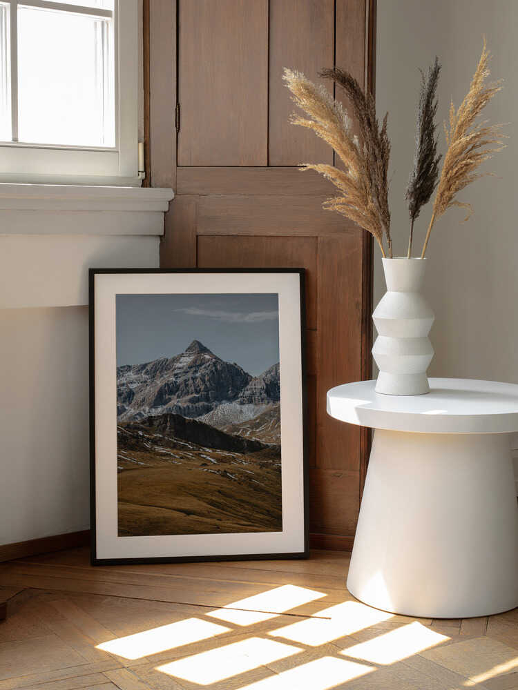 Golden Mountain Landscape, arte de Javier Pardina enmarcado en una pared