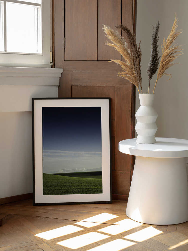 Green Field Blue Sky, arte de Javier Pardina enmarcado en una pared