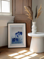 Iris Flowers, arte de Ohara Koson enmarcado en una pared