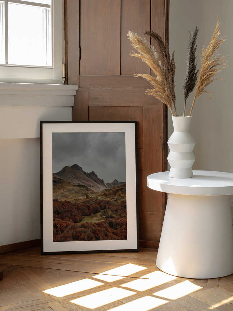 Autumn Mountain Valley, arte de Javier Pardina enmarcado en una pared