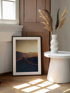 Golden Hour Mountains, arte de Javier Pardina enmarcado en una pared
