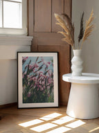 Blushing Pink Flowers, arte de Javier Pardina enmarcado en una pared
