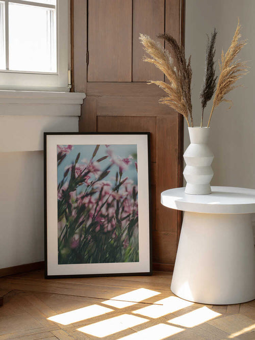 Blushing Pink Flowers, arte de Javier Pardina enmarcado en una pared