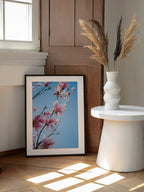 Pink Magnolia Blossoms, arte de Javier Pardina enmarcado en una pared