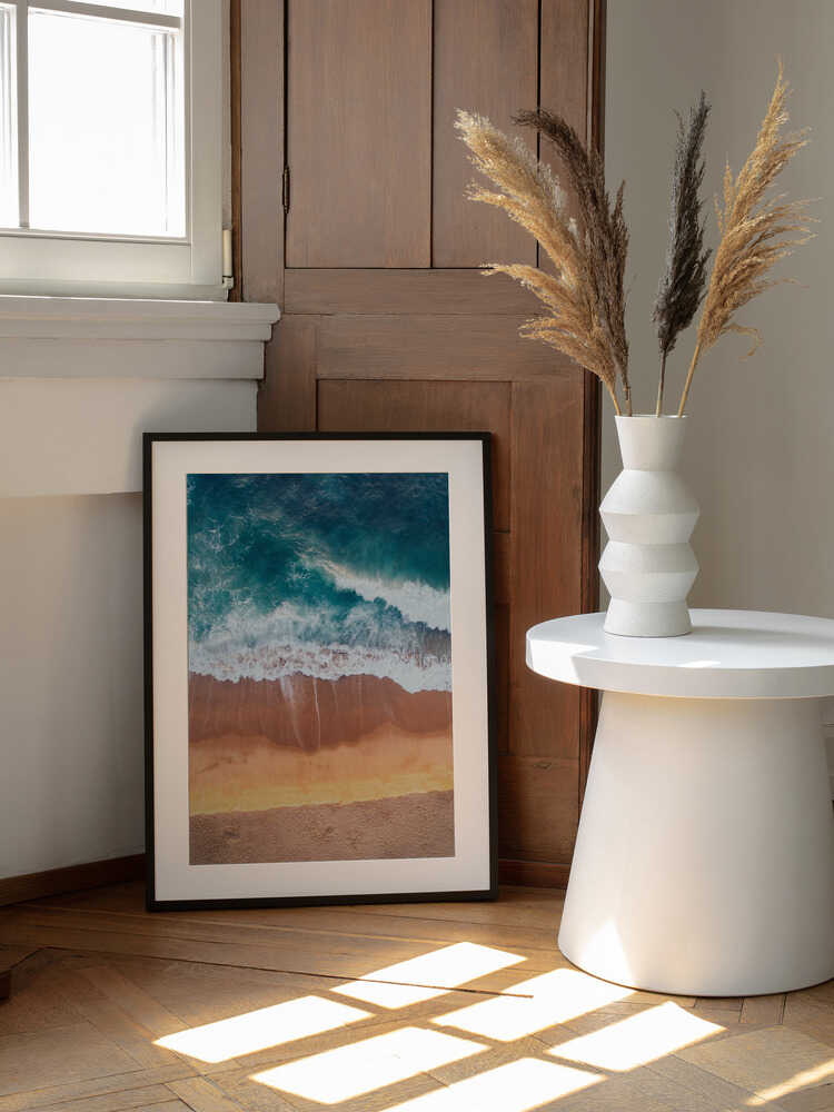 Aerial Beach Waves, arte de Javier Pardina enmarcado en una pared