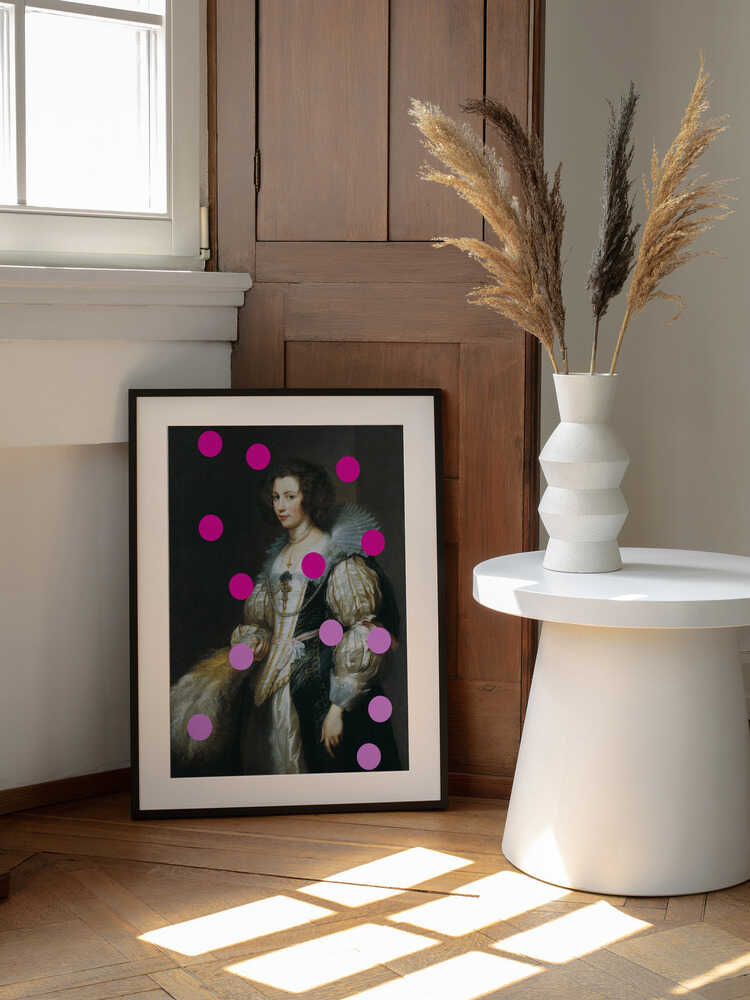 Elegant Lady with Pink Dots, arte de Talitha McQueen enmarcado en una pared