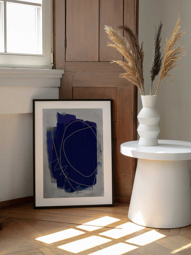 Blue Strokes 5, arte de Mareike Böhmer enmarcado en una pared