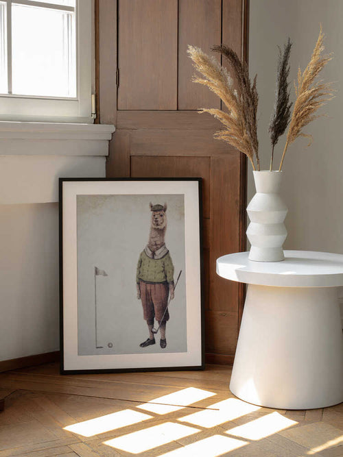 Alpaca Golf Club, arte de Mike Koubou enmarcado en una pared