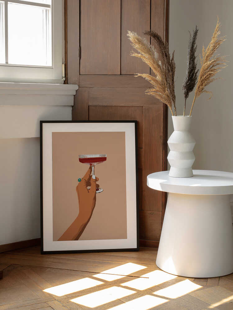 Red Cocktail Hand, arte de Uma Gokhale enmarcado en una pared