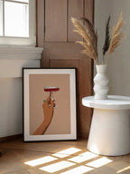 Red Cocktail Hand, arte de Uma Gokhale enmarcado en una pared
