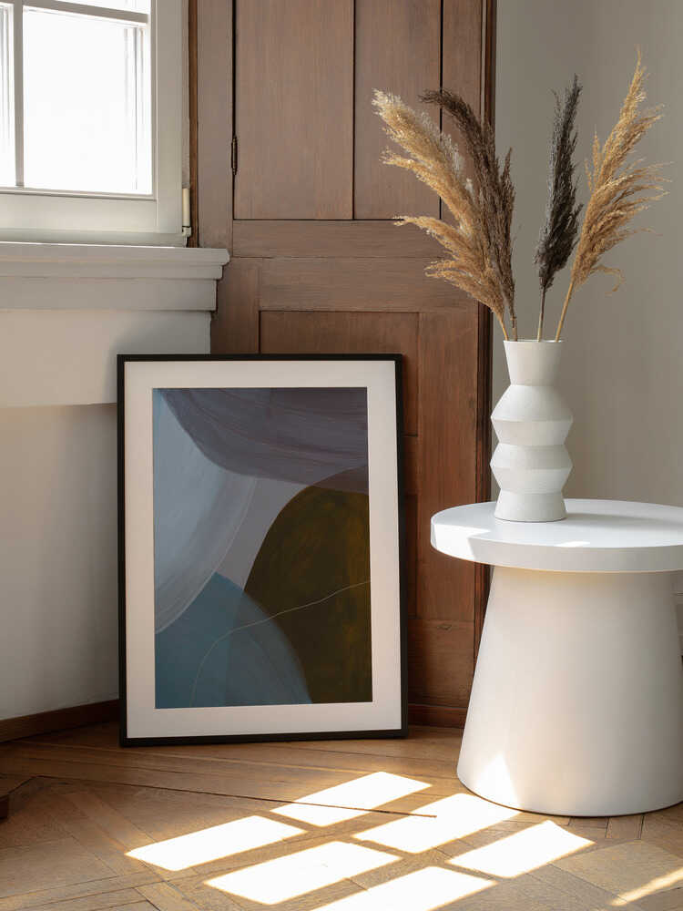 Overlapping Curves In Muted Tones, arte de Mareike Böhmer enmarcado en una pared
