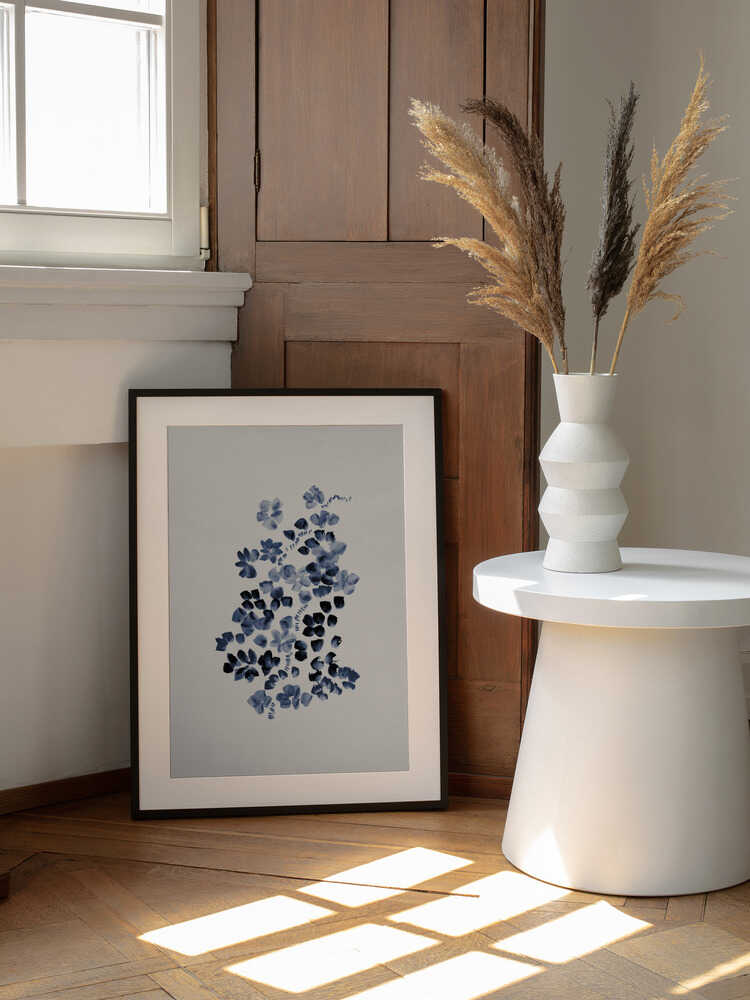 Indigo Floral Bloom, arte de Danushka Abeygoda enmarcado en una pared