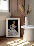 Pensive Woman In White, arte de dragonfly enmarcado en una pared