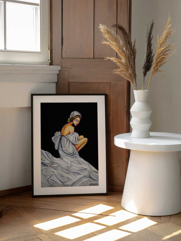 Pensive Woman In White, arte de dragonfly enmarcado en una pared