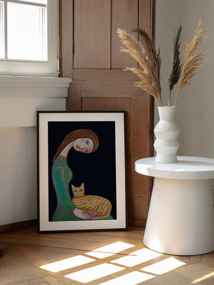 Serene Woman and Cat, arte de Sharyn Bursic enmarcado en una pared