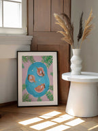 Hot Girl Float Club, arte de Petra Lizde enmarcado en una pared