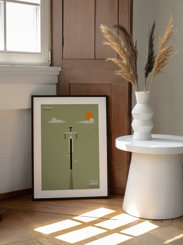 Minimalist Bike Ride, arte de Neetesh Kumar enmarcado en una pared