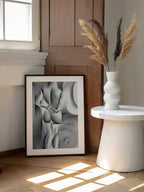Elegant Geometric Nude, arte de Corné Akkers enmarcado en una pared