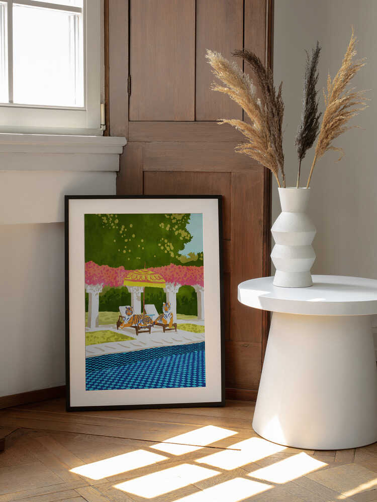Luxurious Poolside Tigers, arte de Uma Gokhale enmarcado en una pared