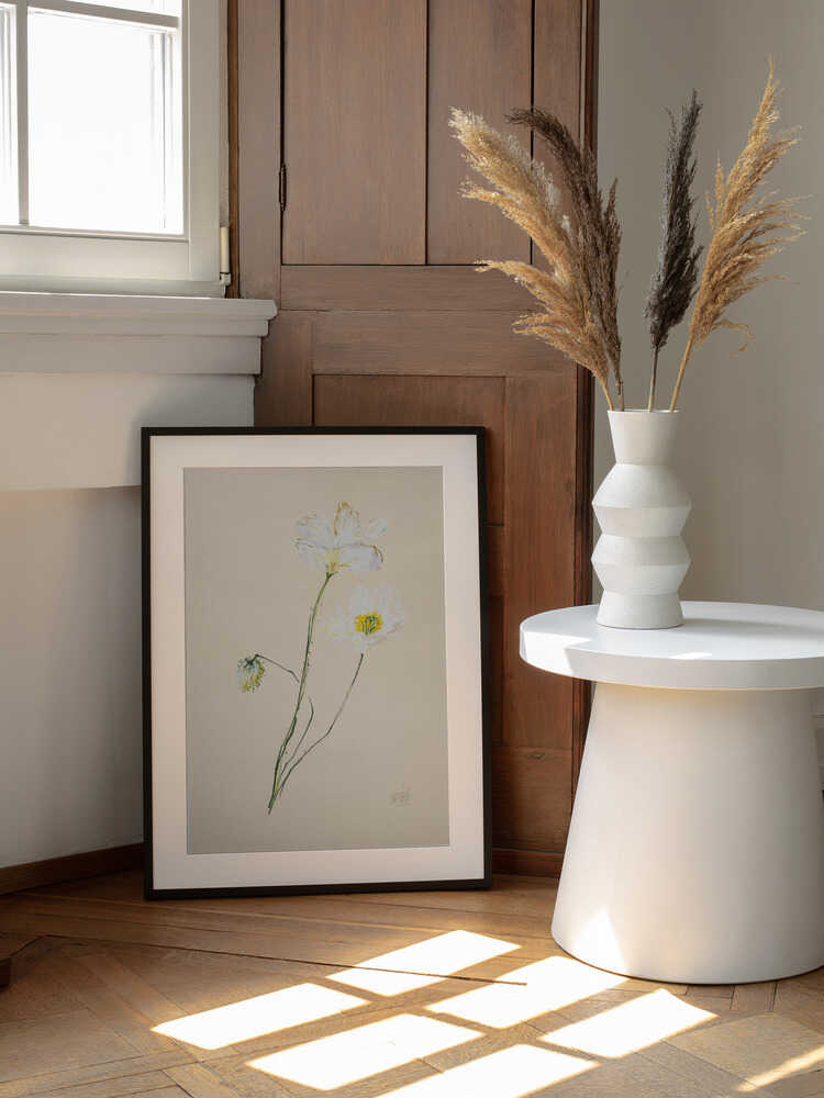 Delicate White Poppies, arte de Mette Rix enmarcado en una pared