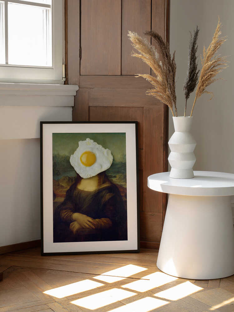 Mona Lisa Fried Egg, arte de Marja van den Hurk enmarcado en una pared