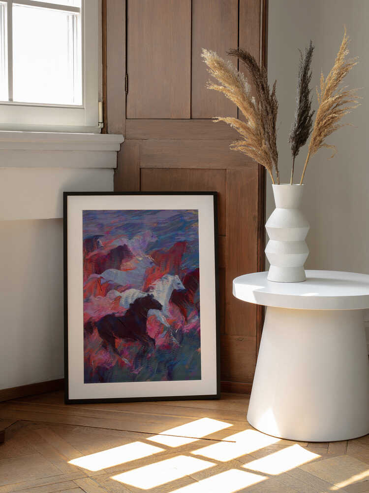 Vibrant Running Horses, arte de Uma Gokhale enmarcado en una pared
