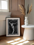 Art Deco Nude Figure, arte de Corné Akkers enmarcado en una pared