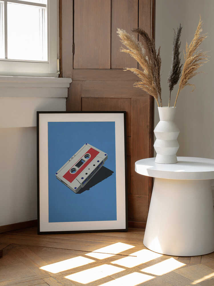 Retro Cassette Tape, arte de Andreas Magnusson enmarcado en una pared