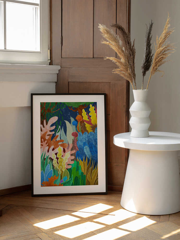 Vibrant Jungle Flora, arte de Uma Gokhale enmarcado en una pared