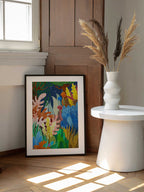 Vibrant Jungle Flora, arte de Uma Gokhale enmarcado en una pared