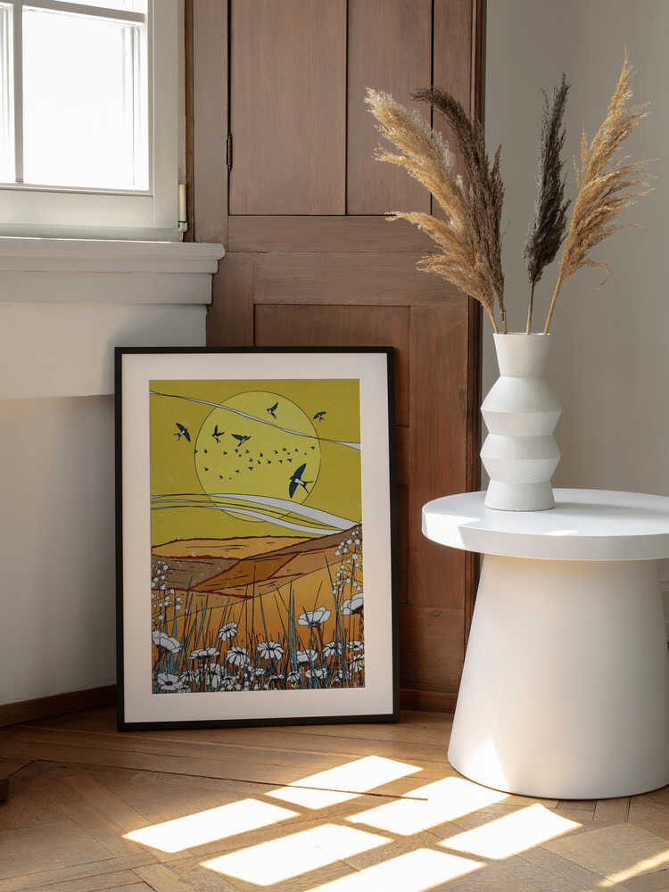 Golden Hour Swallows, arte de Nicholas enmarcado en una pared