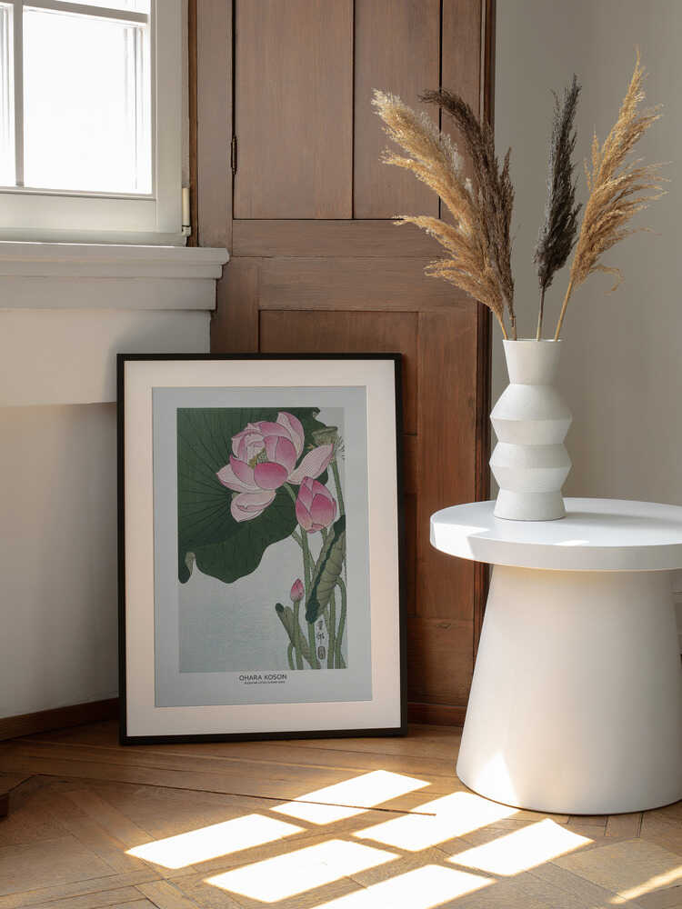 Blooming Lotus Flowers, arte de Ohara Koson enmarcado en una pared