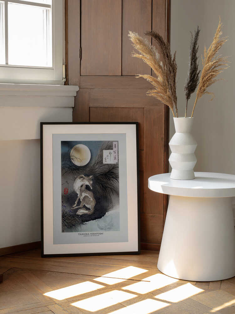 Japanese Wolf and the Moon (1892), arte de Tsukioka Yoshitoshi enmarcado en una pared