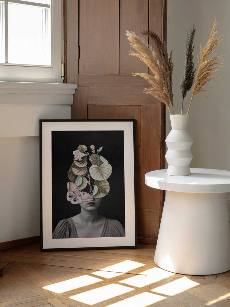 Elegant Butterfly Botanicals, arte de Marja van den Hurk enmarcado en una pared