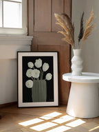 Modern Floral Vase, arte de Julia Cheney enmarcado en una pared