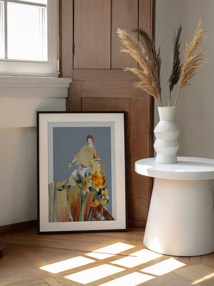 Golden Floral Woman, arte de Wild Violets enmarcado en una pared