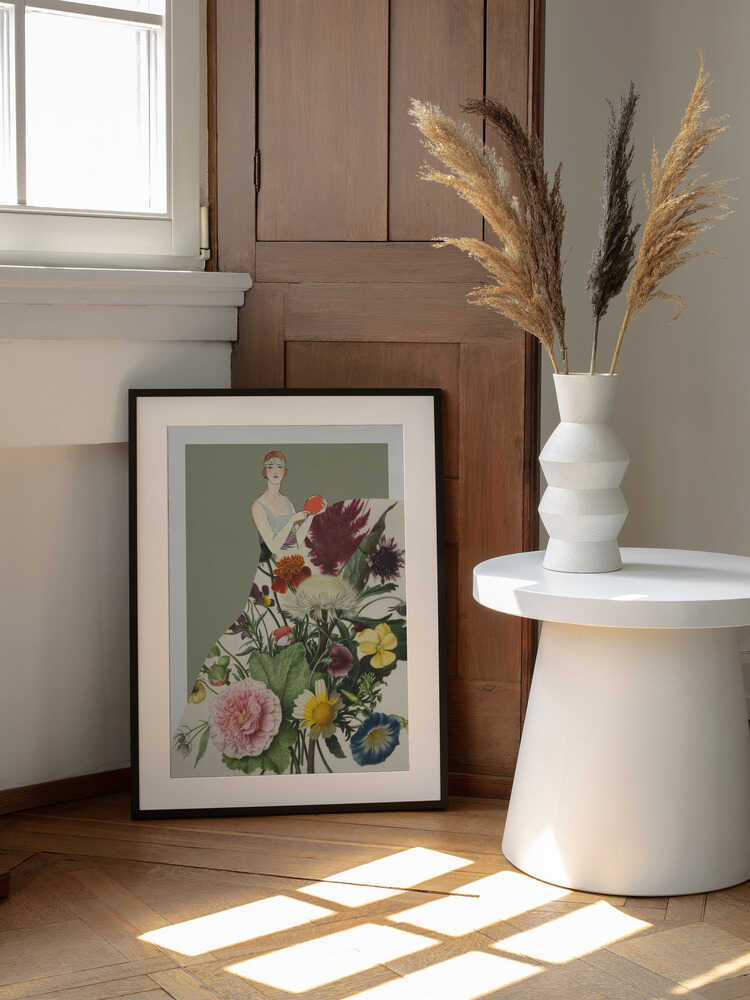 Flapper Floral Fashion, arte de Wild Violets enmarcado en una pared