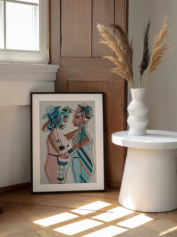 Abstract Women Embrace, arte de GIovanna Gil Alves enmarcado en una pared